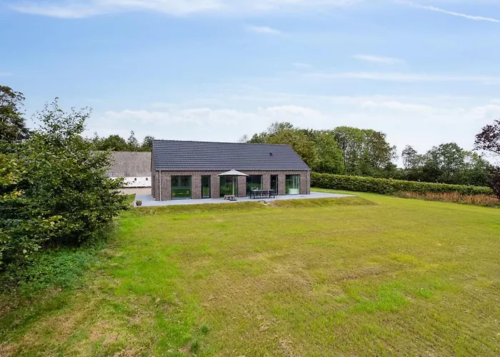 Landuin - 30km From The Sea By Interhome *